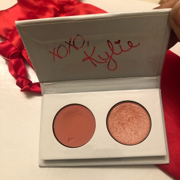 KYLIE Cosmetics Ltd Edition KISS ME Mini Eyeshadow - Picture 4 of 4